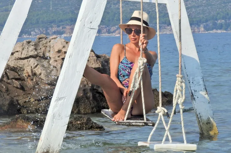 VRCKAVA MAJA &Scaron;UPUT VRATILA SE U DJETINJSTVO: Igrala se u plićaku, a popela se i na ljuljačku