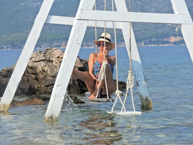 VRCKAVA MAJA &Scaron;UPUT VRATILA SE U DJETINJSTVO: Igrala se u plićaku, a popela se i na ljuljačku