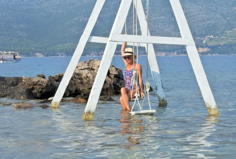 VRCKAVA MAJA &Scaron;UPUT VRATILA SE U DJETINJSTVO: Igrala se u plićaku, a popela se i na ljuljačku