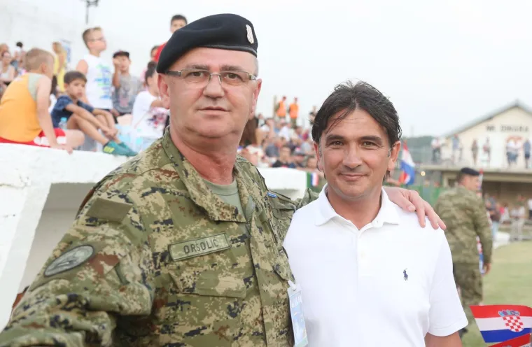 Uoči obilježavanja Dana pobjede i domovinske zahvalnosti te Dana hrvatskih branitelja i  23. obljetnice VRO Oluja u subotu, 4. kolovoza 2018. na Gradskom stadionu NK Dinara u Kninu održane su revijalne nogometne utakmice.
U prvoj utakmici snage su odmjerili veterani Hrvatske vojske i Hrvatskog vijeća obrane, a u drugoj pripadnici Hrvatske vojske i policije s ekipom &bdquo;Old star&ldquo; koju je predvodio izbornik Hrvatske nogometne reprezentacije Zlatko Dalić.