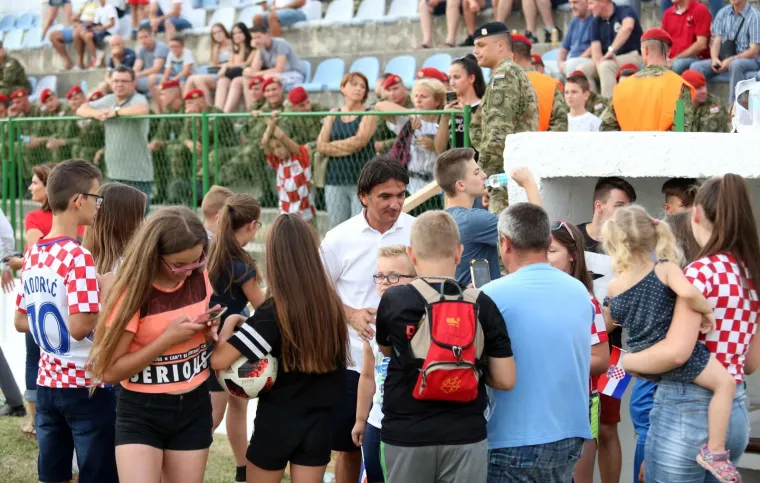 Uoči obilježavanja Dana pobjede i domovinske zahvalnosti te Dana hrvatskih branitelja i  23. obljetnice VRO Oluja u subotu, 4. kolovoza 2018. na Gradskom stadionu NK Dinara u Kninu održane su revijalne nogometne utakmice.
U prvoj utakmici snage su odmjerili veterani Hrvatske vojske i Hrvatskog vijeća obrane, a u drugoj pripadnici Hrvatske vojske i policije s ekipom &bdquo;Old star&ldquo; koju je predvodio izbornik Hrvatske nogometne reprezentacije Zlatko Dalić.