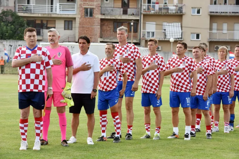 Uoči obilježavanja Dana pobjede i domovinske zahvalnosti te Dana hrvatskih branitelja i  23. obljetnice VRO Oluja u subotu, 4. kolovoza 2018. na Gradskom stadionu NK Dinara u Kninu održane su revijalne nogometne utakmice.
U prvoj utakmici snage su odmjerili veterani Hrvatske vojske i Hrvatskog vijeća obrane, a u drugoj pripadnici Hrvatske vojske i policije s ekipom &bdquo;Old star&ldquo; koju je predvodio izbornik Hrvatske nogometne reprezentacije Zlatko Dalić.