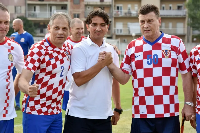 Uoči obilježavanja Dana pobjede i domovinske zahvalnosti te Dana hrvatskih branitelja i  23. obljetnice VRO Oluja u subotu, 4. kolovoza 2018. na Gradskom stadionu NK Dinara u Kninu održane su revijalne nogometne utakmice.
U prvoj utakmici snage su odmjerili veterani Hrvatske vojske i Hrvatskog vijeća obrane, a u drugoj pripadnici Hrvatske vojske i policije s ekipom &bdquo;Old star&ldquo; koju je predvodio izbornik Hrvatske nogometne reprezentacije Zlatko Dalić.