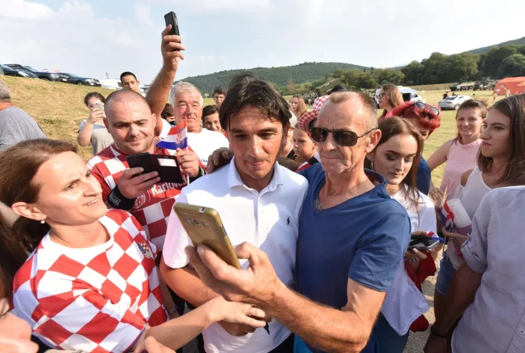 Uoči obilježavanja Dana pobjede i domovinske zahvalnosti te Dana hrvatskih branitelja i  23. obljetnice VRO Oluja u subotu, 4. kolovoza 2018. na Gradskom stadionu NK Dinara u Kninu održane su revijalne nogometne utakmice.
U prvoj utakmici snage su odmjerili veterani Hrvatske vojske i Hrvatskog vijeća obrane, a u drugoj pripadnici Hrvatske vojske i policije s ekipom &bdquo;Old star&ldquo; koju je predvodio izbornik Hrvatske nogometne reprezentacije Zlatko Dalić.
