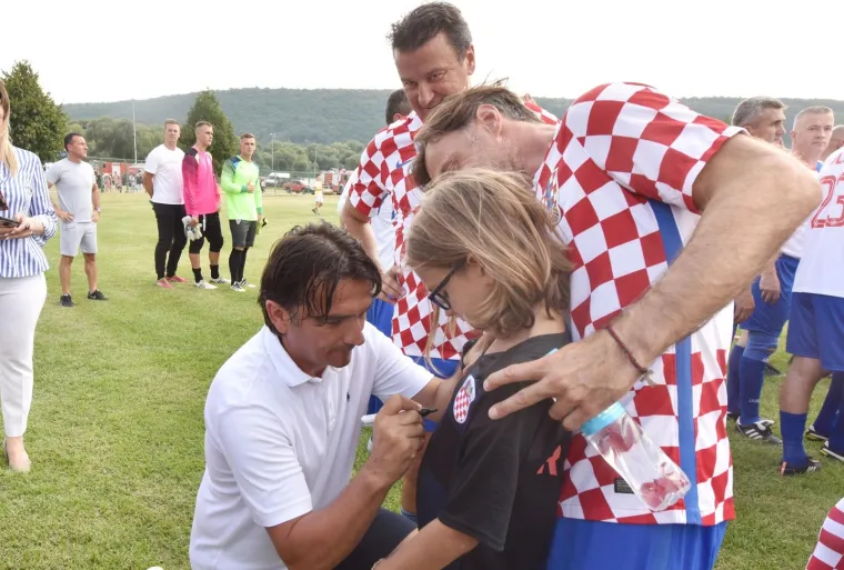 Uoči obilježavanja Dana pobjede i domovinske zahvalnosti te Dana hrvatskih branitelja i  23. obljetnice VRO Oluja u subotu, 4. kolovoza 2018. na Gradskom stadionu NK Dinara u Kninu održane su revijalne nogometne utakmice.
U prvoj utakmici snage su odmjerili veterani Hrvatske vojske i Hrvatskog vijeća obrane, a u drugoj pripadnici Hrvatske vojske i policije s ekipom &bdquo;Old star&ldquo; koju je predvodio izbornik Hrvatske nogometne reprezentacije Zlatko Dalić.