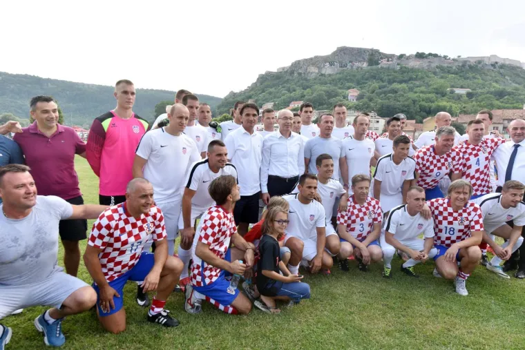 Uoči obilježavanja Dana pobjede i domovinske zahvalnosti te Dana hrvatskih branitelja i  23. obljetnice VRO Oluja u subotu, 4. kolovoza 2018. na Gradskom stadionu NK Dinara u Kninu održane su revijalne nogometne utakmice.
U prvoj utakmici snage su odmjerili veterani Hrvatske vojske i Hrvatskog vijeća obrane, a u drugoj pripadnici Hrvatske vojske i policije s ekipom &bdquo;Old star&ldquo; koju je predvodio izbornik Hrvatske nogometne reprezentacije Zlatko Dalić.