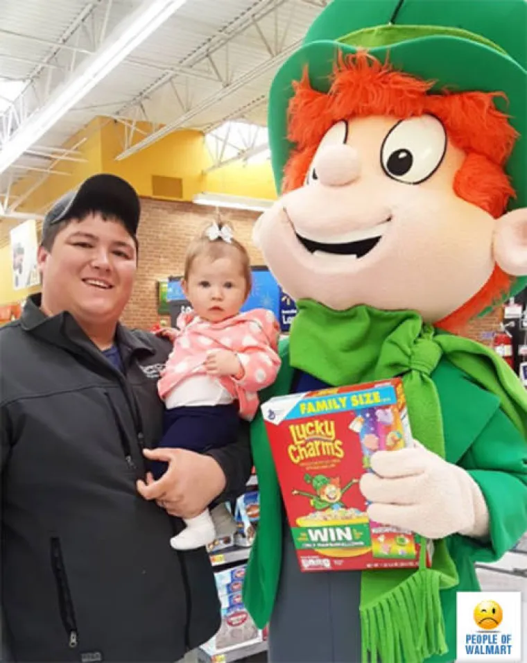 SPODOBE NA SVAKOM KORAKU: Izgledaju kao da idu na sastanak nekog nastranog kulta, a zapravo su samo skočili do dućana