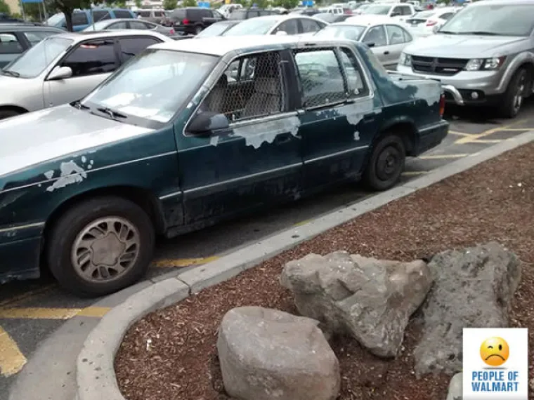 SPODOBE NA SVAKOM KORAKU: Izgledaju kao da idu na sastanak nekog nastranog kulta, a zapravo su samo skočili do dućana