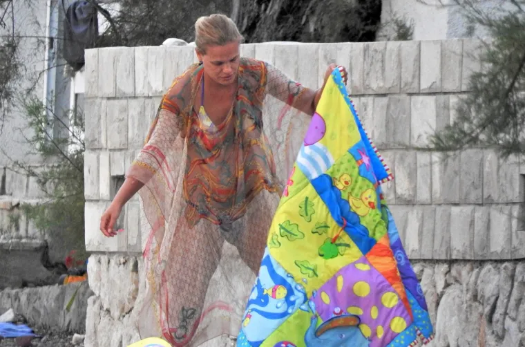 VEJZOVIĆI NA OKUPU: Trudna Nevena Rendeli i šogorica Bojana Gregorić s obiteljima uživaju na plaži na Pelješcu