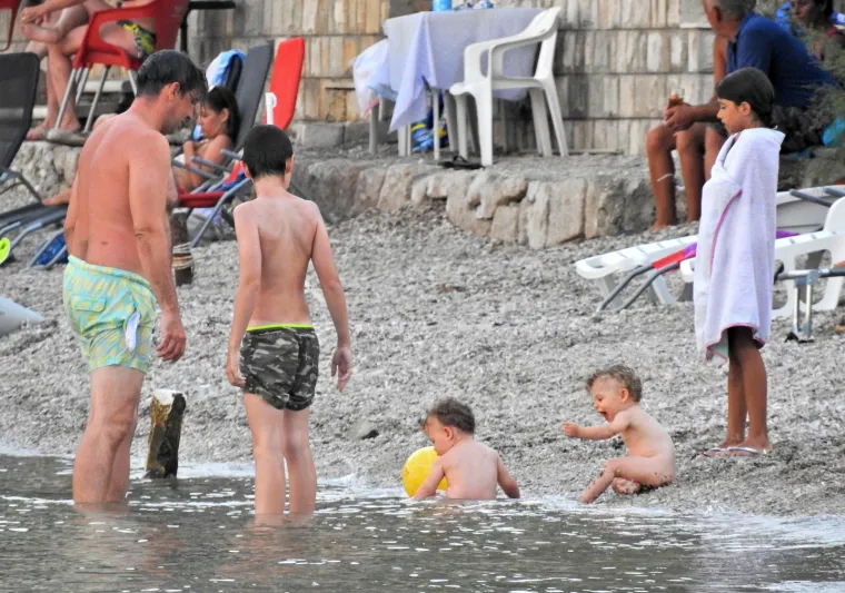 VEJZOVIĆI NA OKUPU: Trudna Nevena Rendeli i šogorica Bojana Gregorić s obiteljima uživaju na plaži na Pelješcu