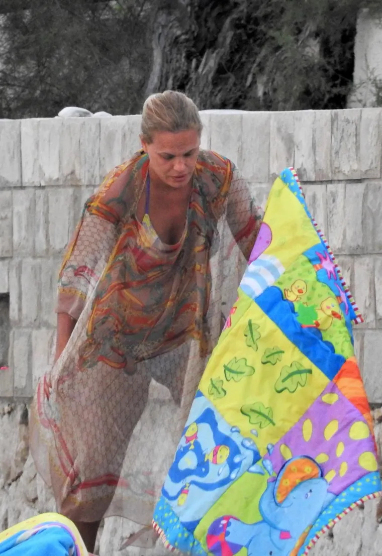 VEJZOVIĆI NA OKUPU: Trudna Nevena Rendeli i šogorica Bojana Gregorić s obiteljima uživaju na plaži na Pelješcu
