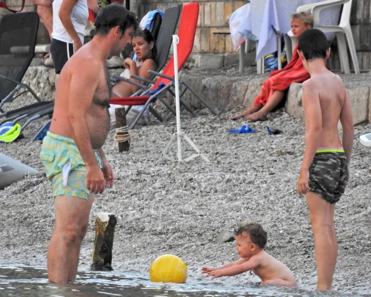 VEJZOVIĆI NA OKUPU: Trudna Nevena Rendeli i šogorica Bojana Gregorić s obiteljima uživaju na plaži na Pelješcu