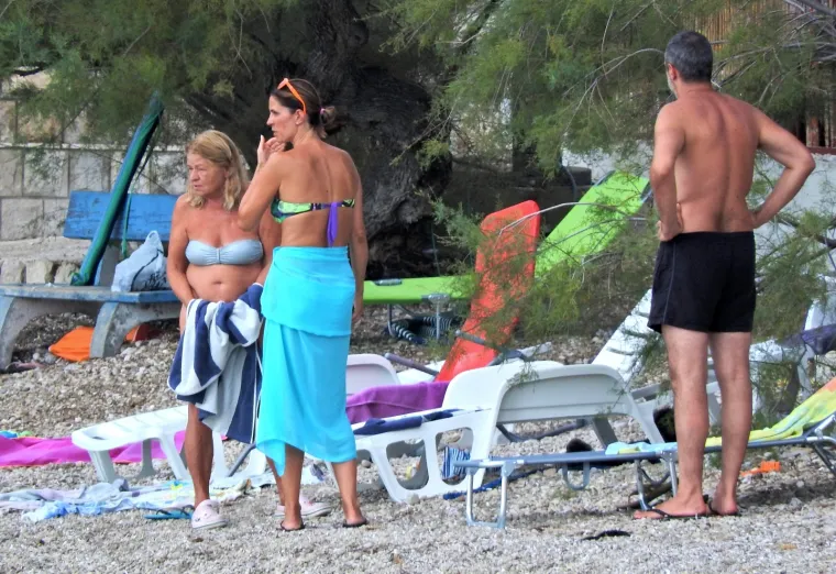 VEJZOVIĆI NA OKUPU: Trudna Nevena Rendeli i &scaron;ogorica Bojana Gregorić s obiteljima uživaju na plaži na Pelje&scaron;cu