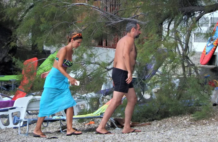 VEJZOVIĆI NA OKUPU: Trudna Nevena Rendeli i &scaron;ogorica Bojana Gregorić s obiteljima uživaju na plaži na Pelje&scaron;cu