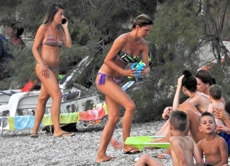 VEJZOVIĆI NA OKUPU: Trudna Nevena Rendeli i &scaron;ogorica Bojana Gregorić s obiteljima uživaju na plaži na Pelje&scaron;cu