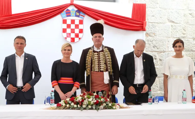 Vojvodin prijem u Alkarskim dvorima. Gordan Jandroković, Kolinda Grabar Kitarović, vojvoda Bo&scaron;ko Ramljak, Kristina Križanac