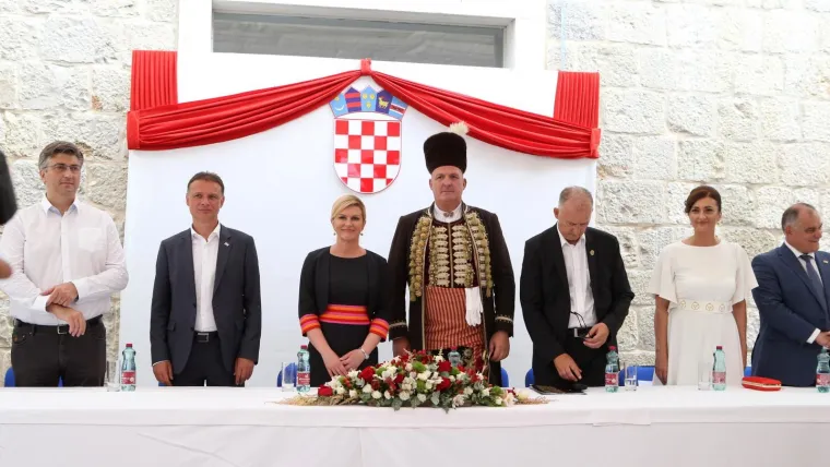 Vojvodin prijem u Alkarskim dvorima. Andrej Plenković, Gordan Jandroković, Kolinda Grabar Kitarović, vojvoda Bosko Ramljak, Kristina Križanac, Blaženko Boban