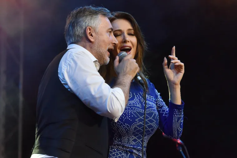 Proslava Dana pobjede i Dana domovinske zahvalnosti te Dana hrvatskih branitelja, aujedno i 23. obljetnica vojno-readrstvene operacije Oluja, nakon cjelodnevnog programa u Kninu zavr&scaron;ena je koncertom na tamo&scaron;njem Trgu Ante Starčevića. Pred nekoliko tisuća ljudi nastupili su Miroslav &Scaron;koro i Lidija Bačić. &Scaron;koro je, među ostalim pjesmama, otpjevao i Thompsonovu 'Lijepa li si'. Marko perković Thompson u isto je vrijeme nastupao u Glini.