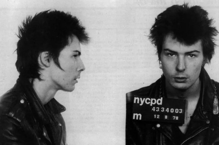 Sid Vicious, uhićen 8. prosinca 1987. pod sumnjom da je ubio svoju djevojku, Nancy Spungen, Predozirao se prije nego &scaron;to je podignuta optužnica.