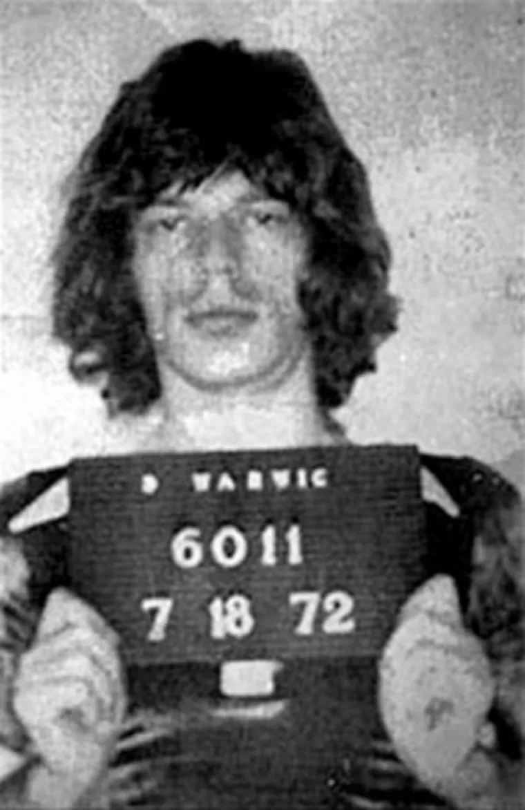 Mick Jagger koji je zajedno s Keithom Richardom uhićen jzbog napada na paparazza i ometanja policajca u obavljanju službene dužnosti, 18. srpnja 1972. u Rhode Islandu
