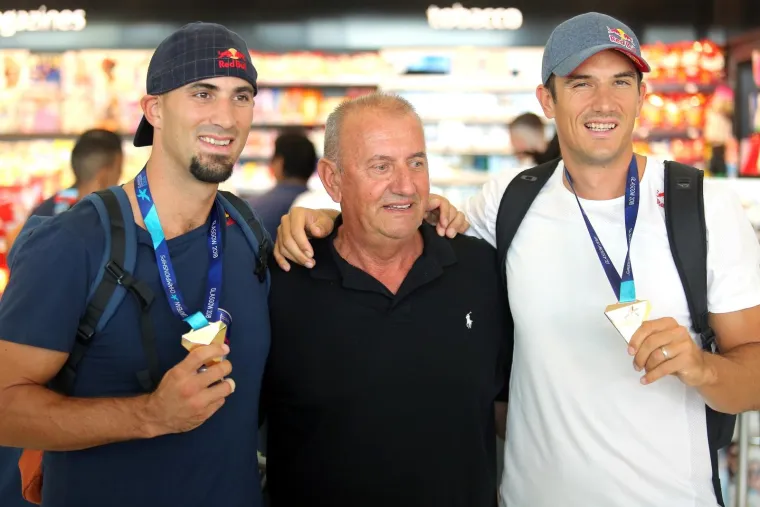 ZLATNA BRAĆA VRATILA SE U DOMOVINU: Sinkoviće dočekale bolje polovice, rodbina i prijatelji