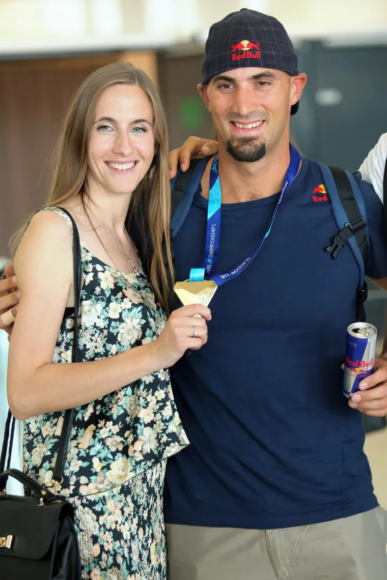 ZLATNA BRAĆA VRATILA SE U DOMOVINU: Sinkoviće dočekale bolje polovice, rodbina i prijatelji