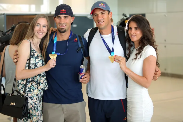 ZLATNA BRAĆA VRATILA SE U DOMOVINU: Sinkoviće dočekale bolje polovice, rodbina i prijatelji