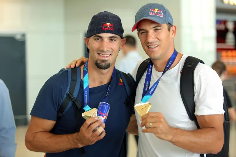 ZLATNA BRAĆA VRATILA SE U DOMOVINU: Sinkoviće dočekale bolje polovice, rodbina i prijatelji