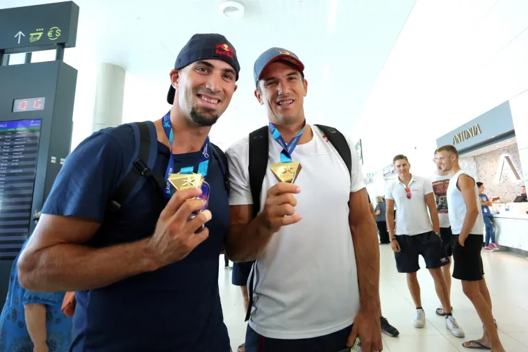 ZLATNA BRAĆA VRATILA SE U DOMOVINU: Sinkoviće dočekale bolje polovice, rodbina i prijatelji