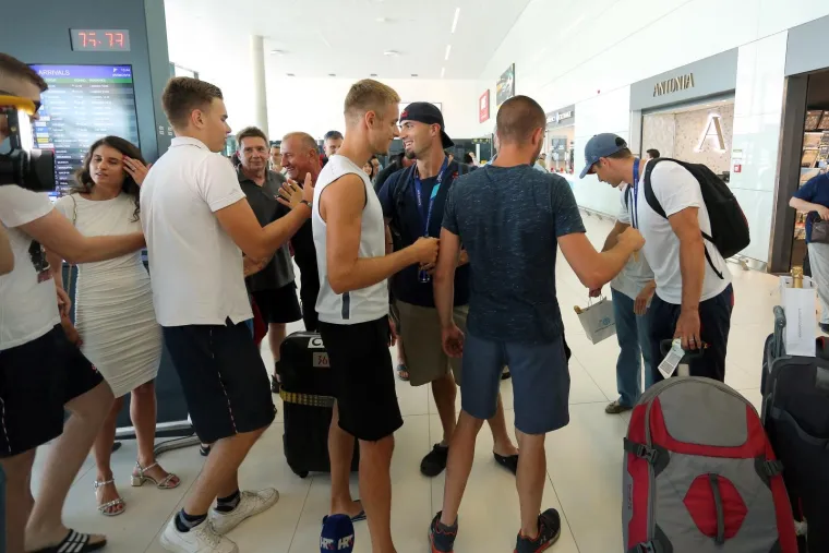 ZLATNA BRAĆA VRATILA SE U DOMOVINU: Sinkoviće dočekale bolje polovice, rodbina i prijatelji