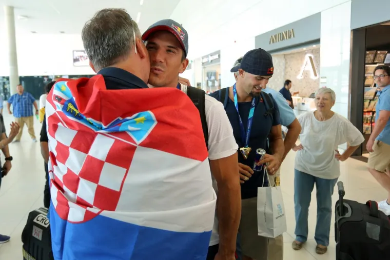 ZLATNA BRAĆA VRATILA SE U DOMOVINU: Sinkoviće dočekale bolje polovice, rodbina i prijatelji