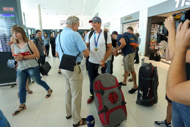 ZLATNA BRAĆA VRATILA SE U DOMOVINU: Sinkoviće dočekale bolje polovice, rodbina i prijatelji