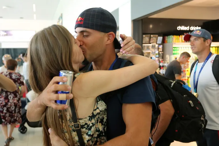 ZLATNA BRAĆA VRATILA SE U DOMOVINU: Sinkoviće dočekale bolje polovice, rodbina i prijatelji