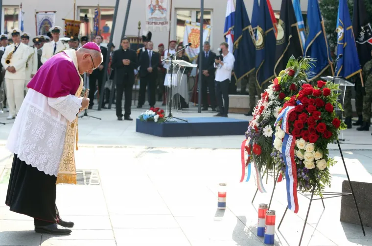 Polaganje vijenaca i paljenje svijeća na spomeniku hrvatske pobjede Oluja 95 na Trgu dr. Ante Starčevića povodom obilježavanja Dana pobjede i domovinske zahvalnosti te Dana hrvatskih branitelja