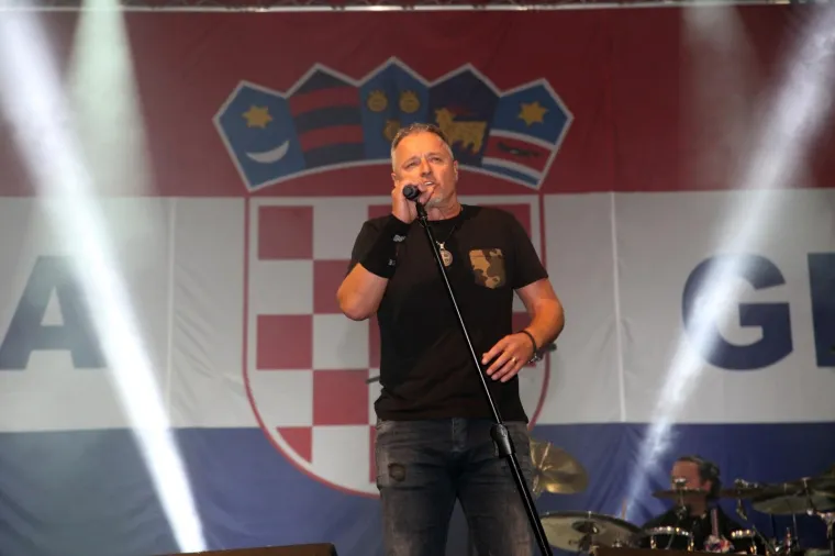 Povodom proslave Dana pobjede i domovinske zahvalnosti Marko Perković Thompson održao je koncert u Glini pred pred brojnom publikom koja je pristizala od samog jutra.