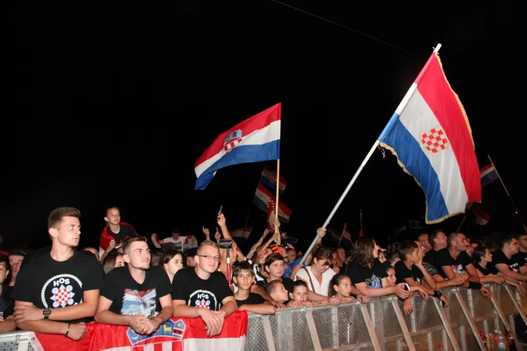 DAN POBJEDE UZ THOMPSONA: Koncert u Glini počeo uzvikom 'Za dom - spremni!', na pozornicu izašao i biskup Košić