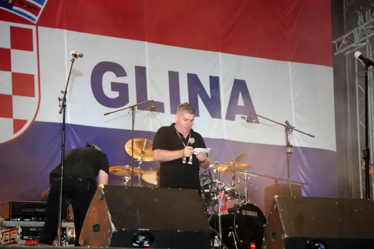 DAN POBJEDE UZ THOMPSONA: Koncert u Glini počeo uzvikom 'Za dom - spremni!', na pozornicu izašao i biskup Košić