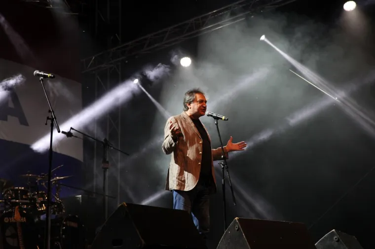DAN POBJEDE UZ THOMPSONA: Koncert u Glini počeo uzvikom 'Za dom - spremni!', na pozornicu izašao i biskup Košić