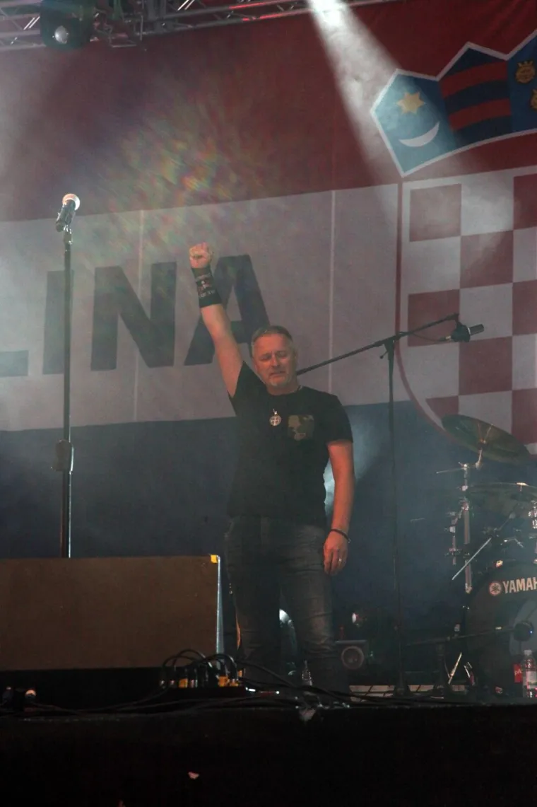 DAN POBJEDE UZ THOMPSONA: Koncert u Glini počeo uzvikom 'Za dom - spremni!', na pozornicu izašao i biskup Košić