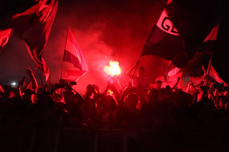 DAN POBJEDE UZ THOMPSONA: Koncert u Glini počeo uzvikom 'Za dom - spremni!', na pozornicu izašao i biskup Košić