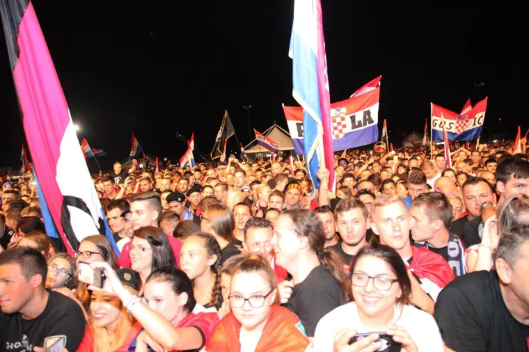 DAN POBJEDE UZ THOMPSONA: Koncert u Glini počeo uzvikom 'Za dom - spremni!', na pozornicu izašao i biskup Košić