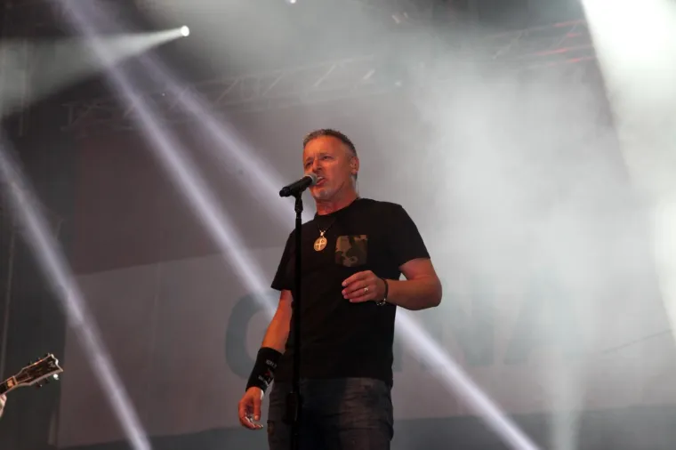 DAN POBJEDE UZ THOMPSONA: Koncert u Glini počeo uzvikom 'Za dom - spremni!', na pozornicu izašao i biskup Košić