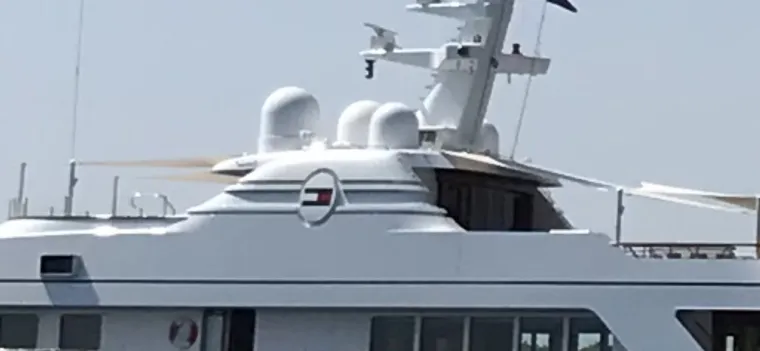 Hilfigerov brod, Flag, dugačak je 62 metra.