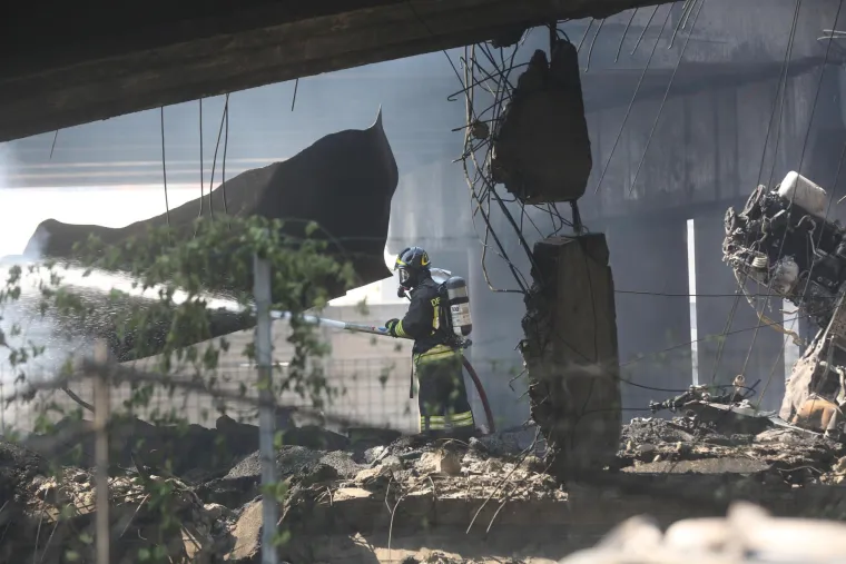 Ne&scaron;to prije 14 sati u bolonjskoj je četvrti Borgo Panigale nedaleko od zračne luke odjeknulo nekoliko eksplozija.Eksploziju je prouzročio sudar između kombija i kamiona koji je prevozio plinske boce od kojih se jedna rasprsnula.