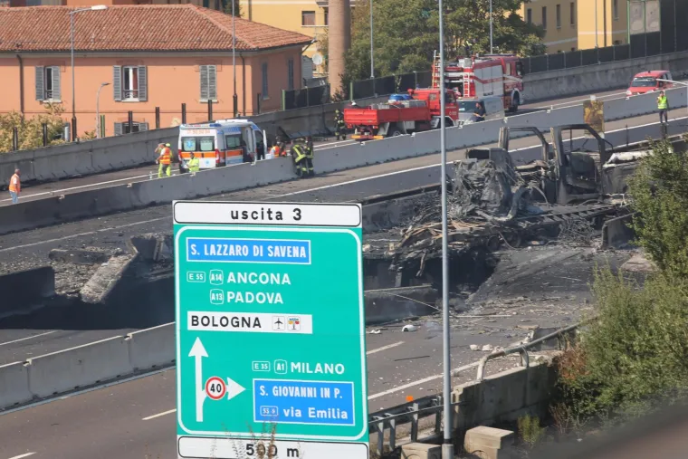 Ne&scaron;to prije 14 sati u bolonjskoj je četvrti Borgo Panigale nedaleko od zračne luke odjeknulo nekoliko eksplozija.Eksploziju je prouzročio sudar između kombija i kamiona koji je prevozio plinske boce od kojih se jedna rasprsnula.