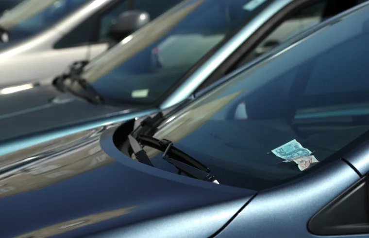 TURISTI NA MUKAMA: Automat za parking na Korčuli prima samo kovanice, a kad vidite koliko ko&scaron;ta sat, bit će vam jasno za&scaron;to je to bizarno