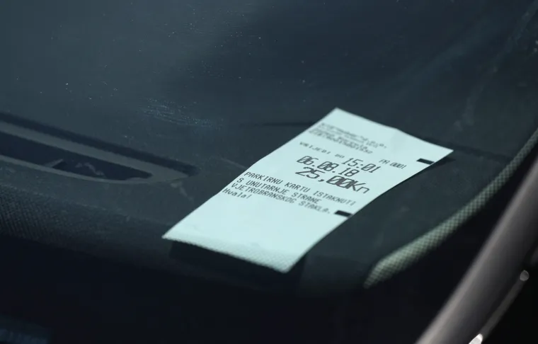 TURISTI NA MUKAMA: Automat za parking na Korčuli prima samo kovanice, a kad vidite koliko ko&scaron;ta sat, bit će vam jasno za&scaron;to je to bizarno