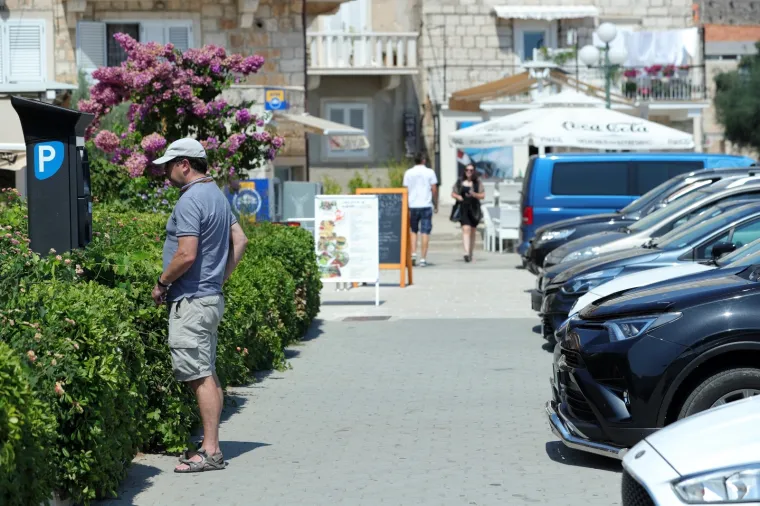 TURISTI NA MUKAMA: Automat za parking na Korčuli prima samo kovanice, a kad vidite koliko ko&scaron;ta sat, bit će vam jasno za&scaron;to je to bizarno