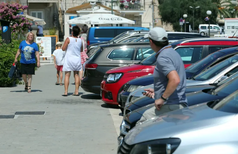 TURISTI NA MUKAMA: Automat za parking na Korčuli prima samo kovanice, a kad vidite koliko ko&scaron;ta sat, bit će vam jasno za&scaron;to je to bizarno
