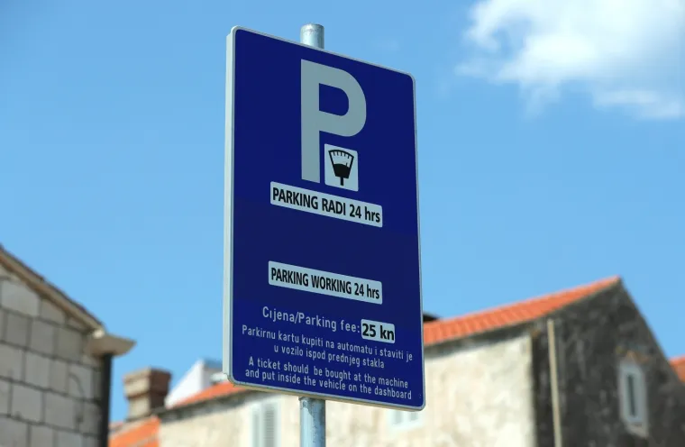TURISTI NA MUKAMA: Automat za parking na Korčuli prima samo kovanice, a kad vidite koliko ko&scaron;ta sat, bit će vam jasno za&scaron;to je to bizarno